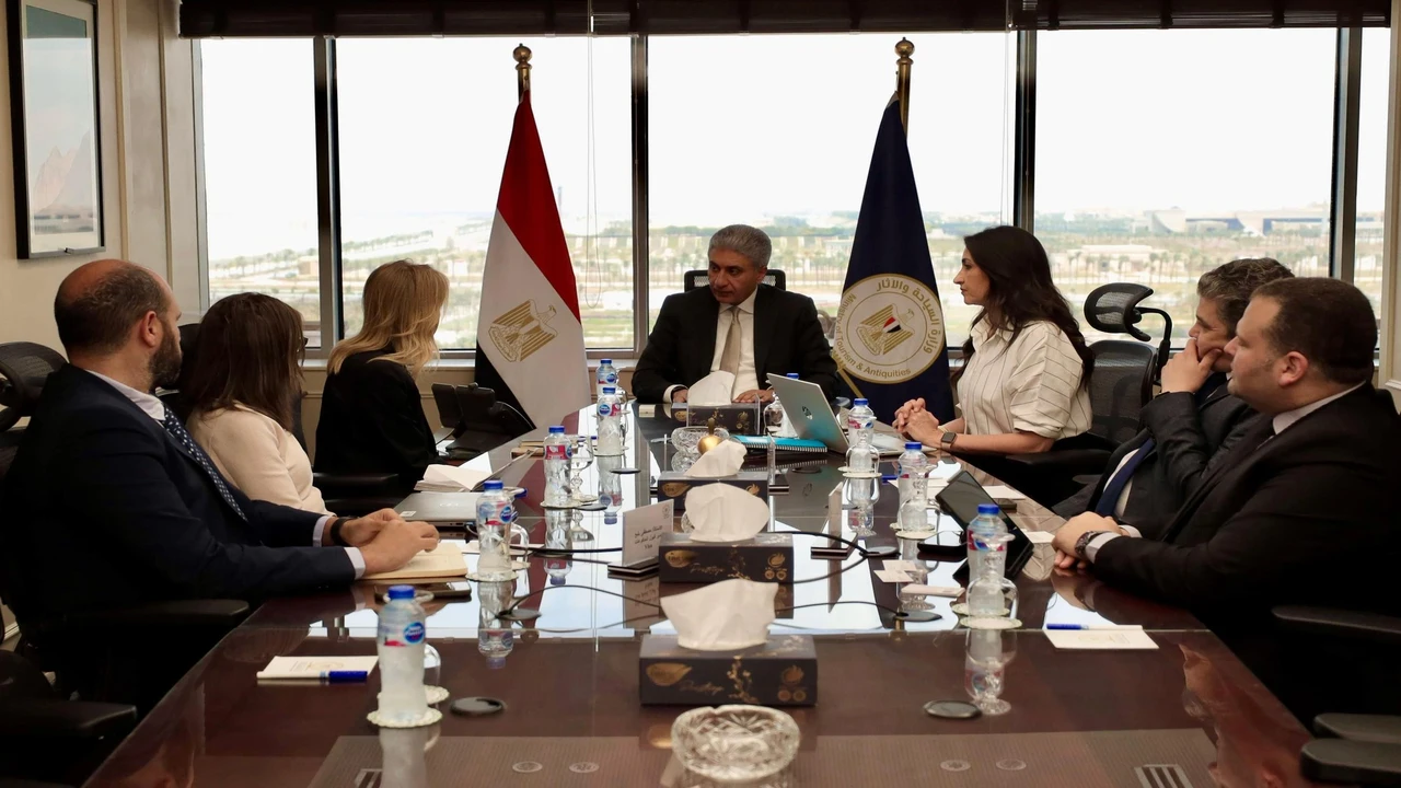 شراكة بين مصر وشركة فيزا لتطوير منظومة الدفع الإلكتروني بقطاع السياحة